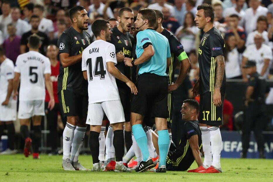 Cristiano Ronaldo expulso na estreia europeia pela Juventus