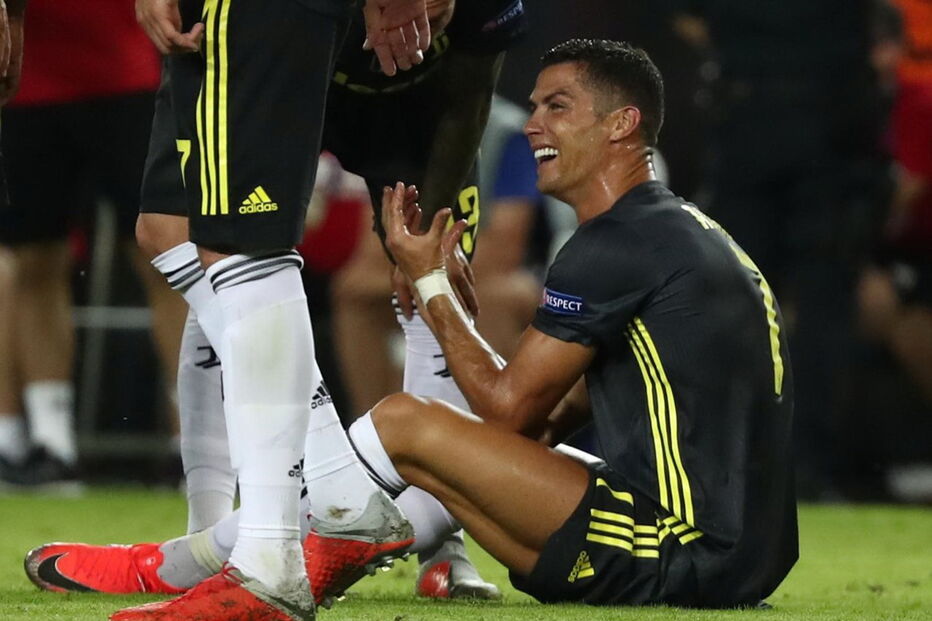 Cristiano Ronaldo expulso na estreia europeia pela Juventus
