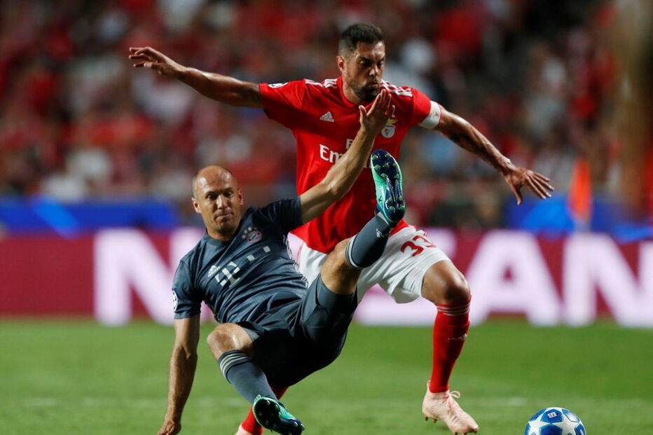 Robben e Jardel num lance do Benfica - Bayern