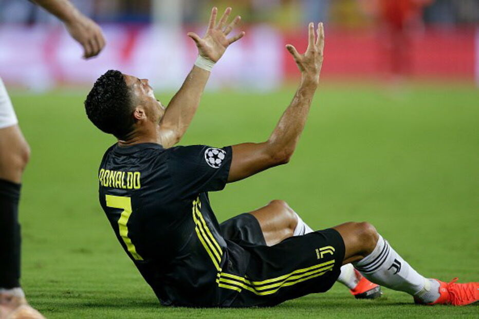 Ronaldo expulso e em lágrimas na estreia europeia pela Juventus 