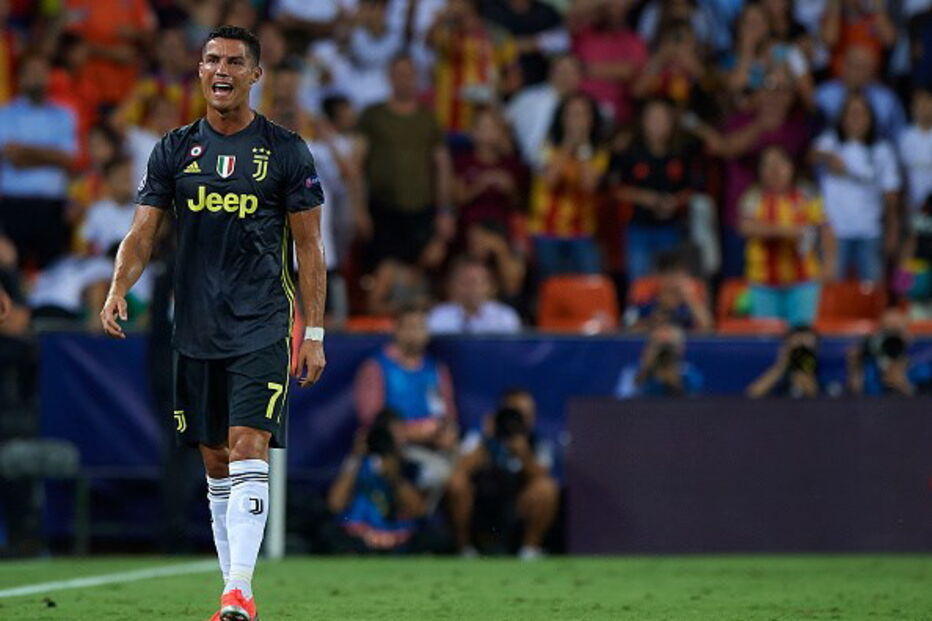 Ronaldo expulso e em lágrimas na estreia europeia pela Juventus 