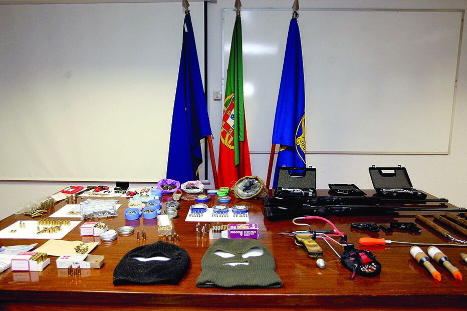 Polícia apreendeu armas e munições em casa quando o deteve