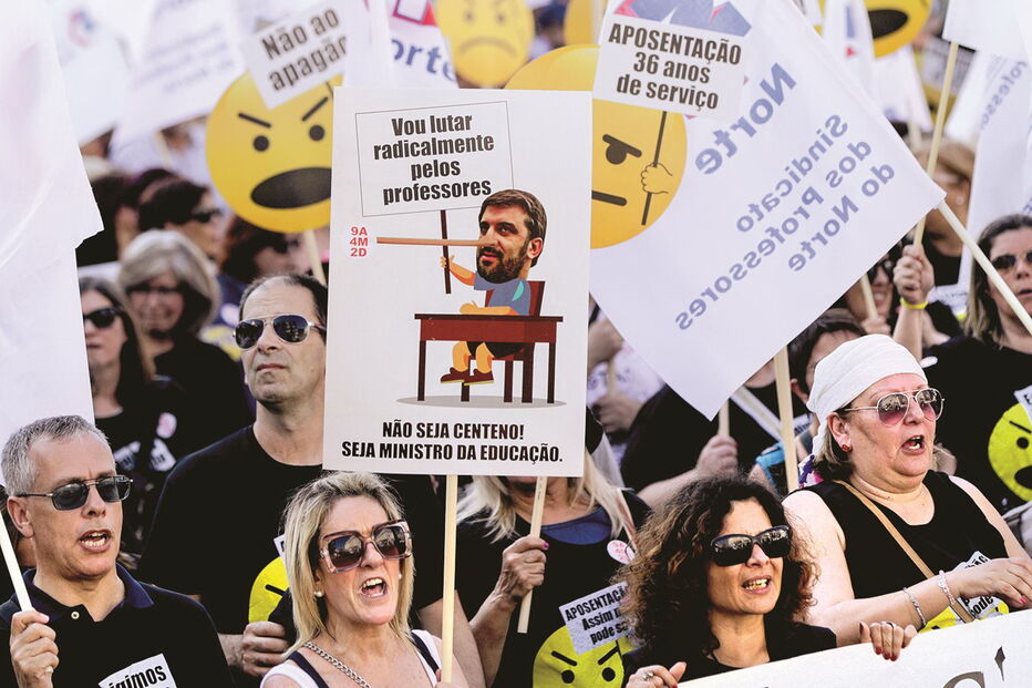 Docentes exigem a devolução integral do tempo de serviço congelado   