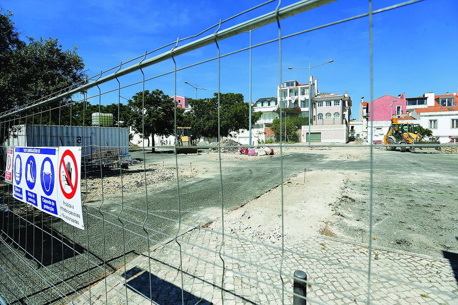 Parque de estacionamento na avenida da Índia, em Belém