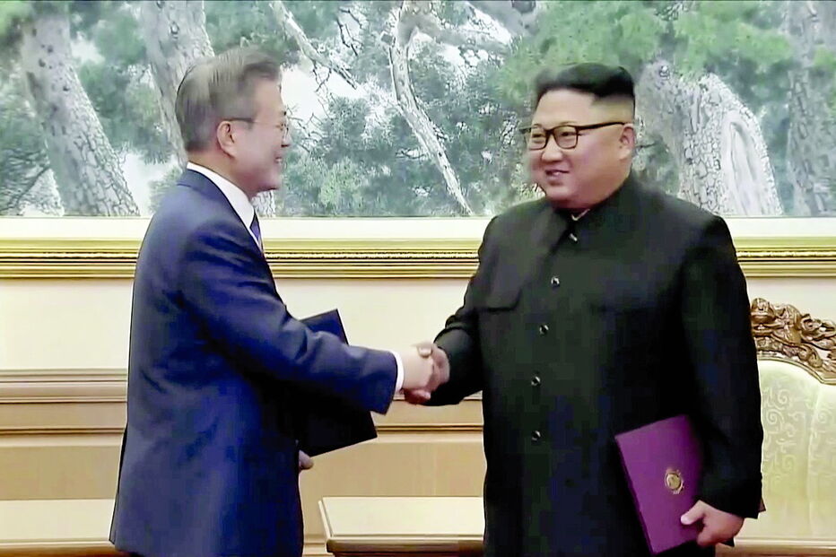 Moon Jae-in (à esquerda) e Kim Jong-un querem fazer da península coreana um “local de paz livre de armas nucleares” 