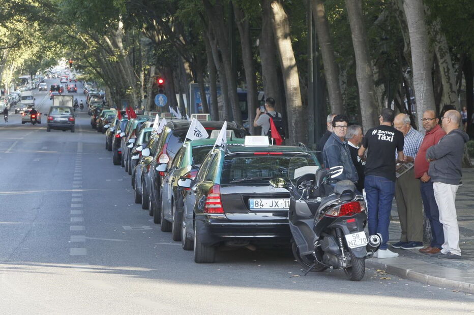 Manifestação dos taxistas continua esta quinta-feira