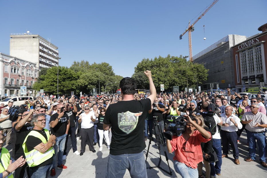 Taxistas continuam em protesto esta quinta-feira