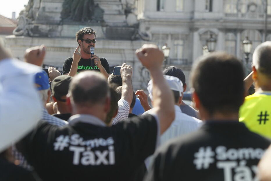 Taxistas continuam em protesto esta quinta-feira