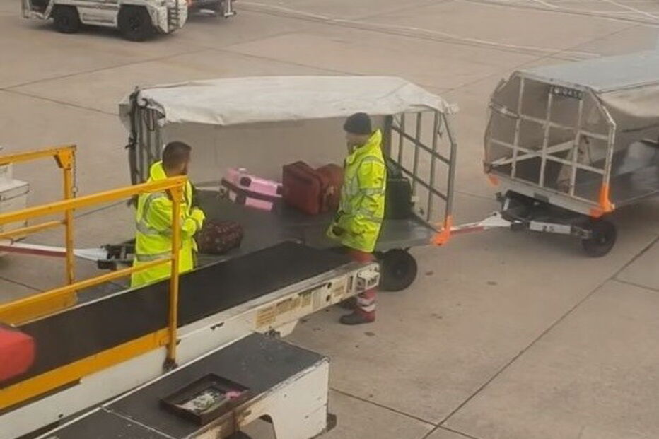 Arrumador de malas do aeroporto de Manchester atira malas para o chão