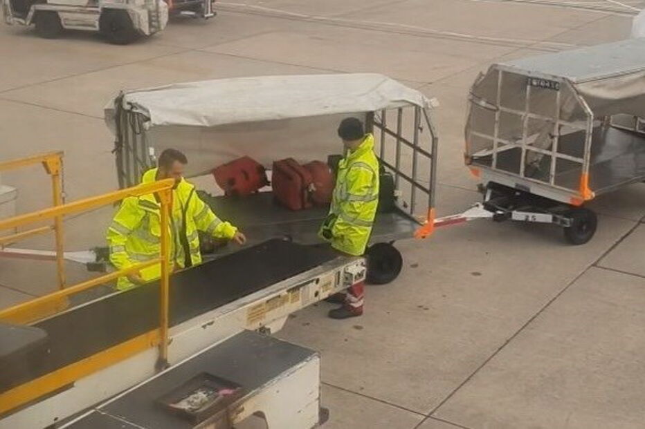 Arrumador de malas do aeroporto de Manchester atira malas para o chão