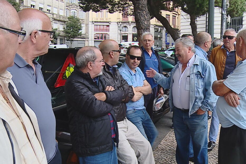 Taxistas mantêm protestos por tempo indeterminado 