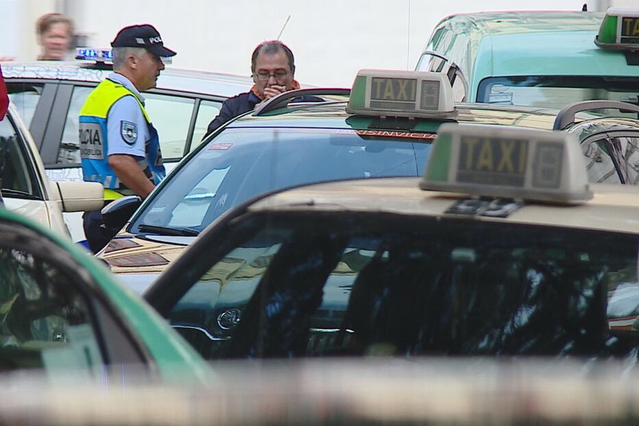 Taxistas mantêm protestos por tempo indeterminado 