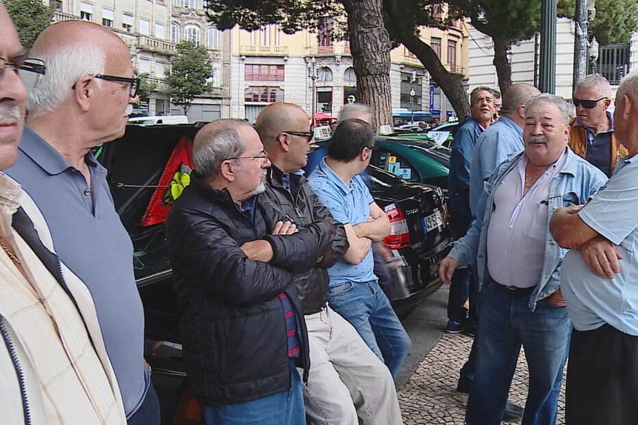 Taxistas mantêm protestos por tempo indeterminado 