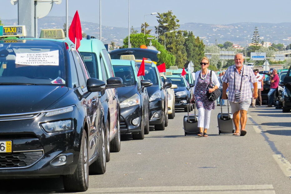 Taxistas mantêm protestos por tempo indeterminado 