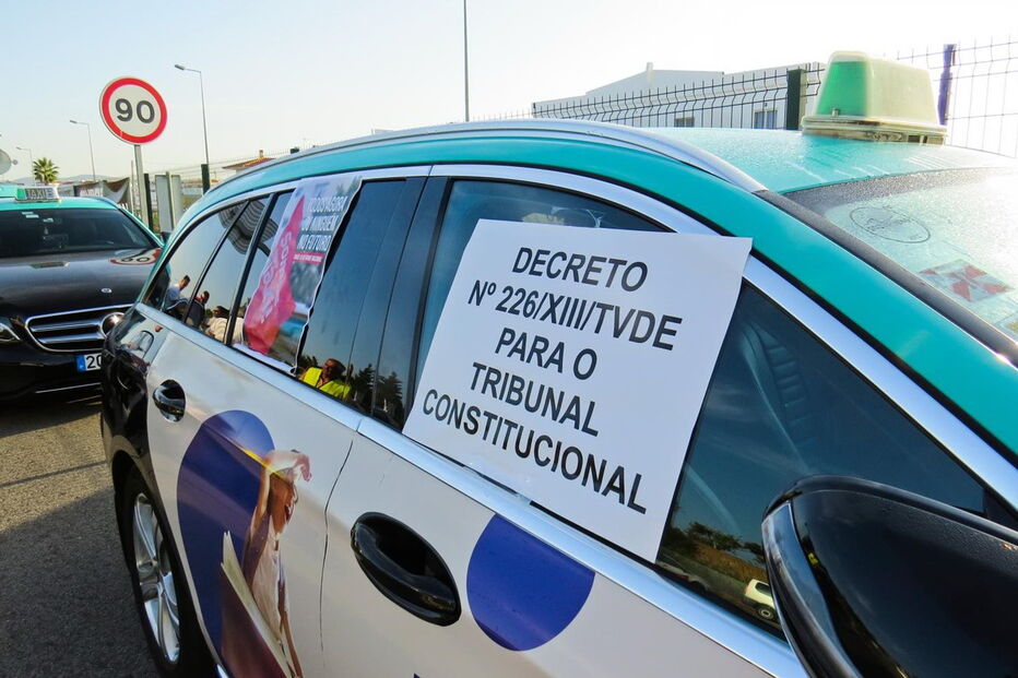 Taxistas mantêm protestos por tempo indeterminado 