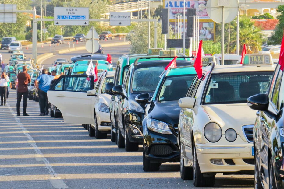 Taxistas mantêm protestos por tempo indeterminado 