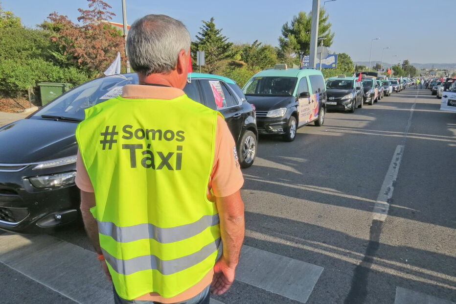 Taxistas mantêm protestos por tempo indeterminado 