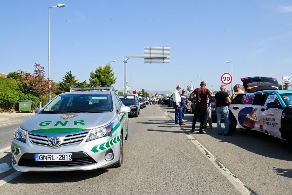 Taxistas mantêm protestos por tempo indeterminado 