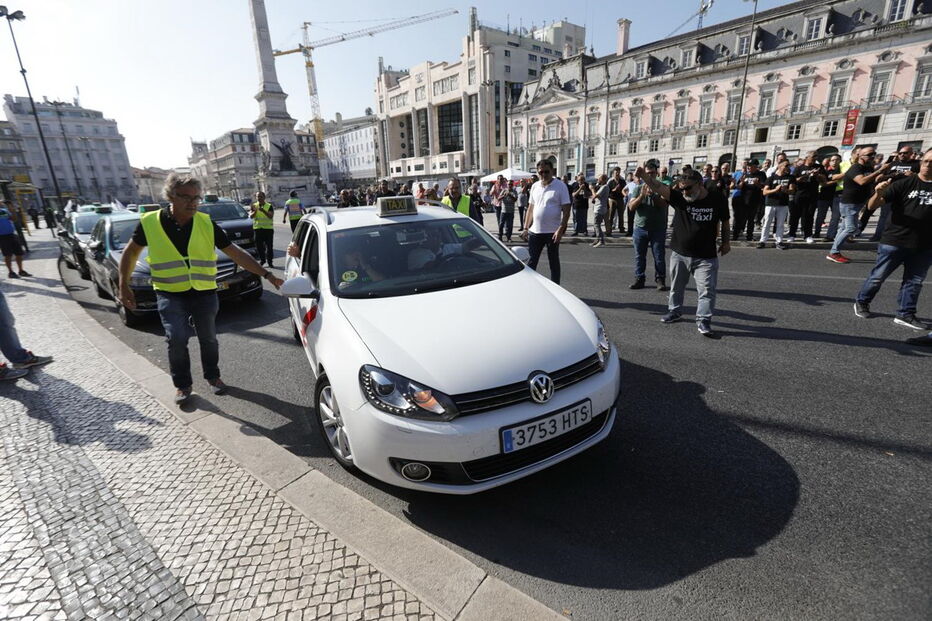 Taxistas mantêm protestos por tempo indeterminado 