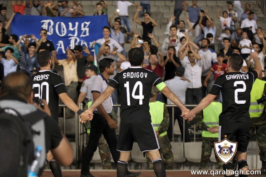 Jogadores do Qarabag saúdam os adeptos ao garantirem a qualificação para a Liga Europa de 2018/19