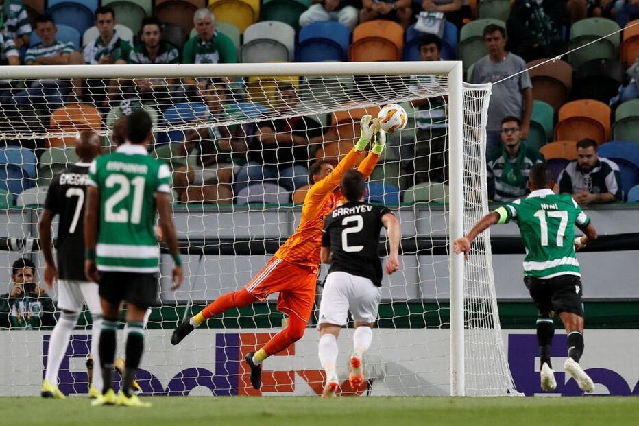 Vagner evita o golo de Mathieu ao defender livre direto no Sporting - Qarabag 