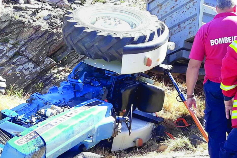 Trator ficou capotado na via 