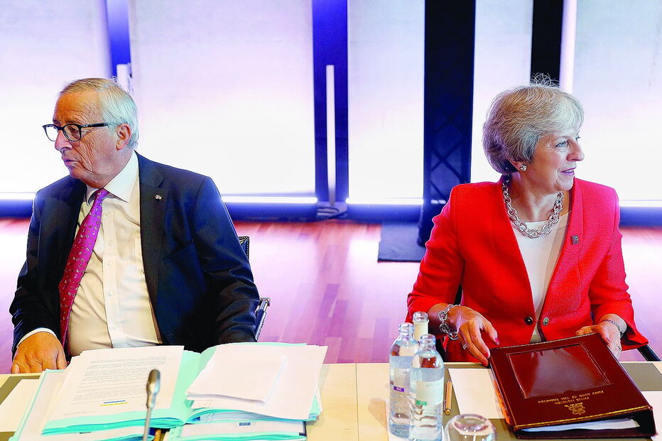 Juncker e Theresa May de costas voltadas durante a cimeira de líderes europeus em Salzburgo, na Áustria 