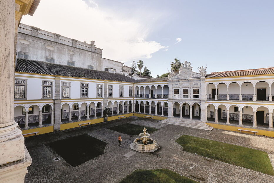 Auditoria à Universidade de Évora recomenda fim da Fundação Luís de Molina