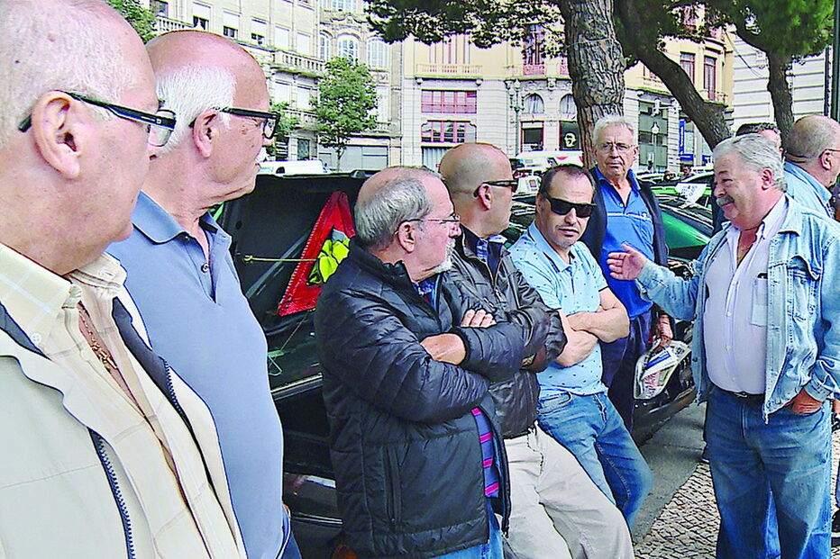 Taxistas foram dormindo nos automóveis de noite, recebendo ainda mais reforços nos protestos durante esta quinta-feira