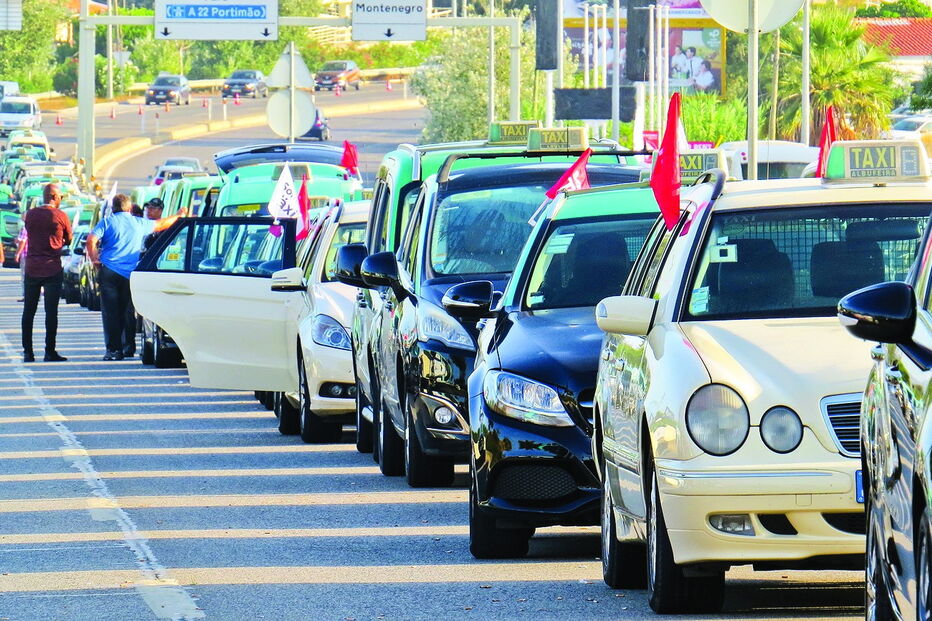 Mais de 200 taxistas continuavam ontem parados, em protesto, na estrada de acesso ao aeroporto de Faro  