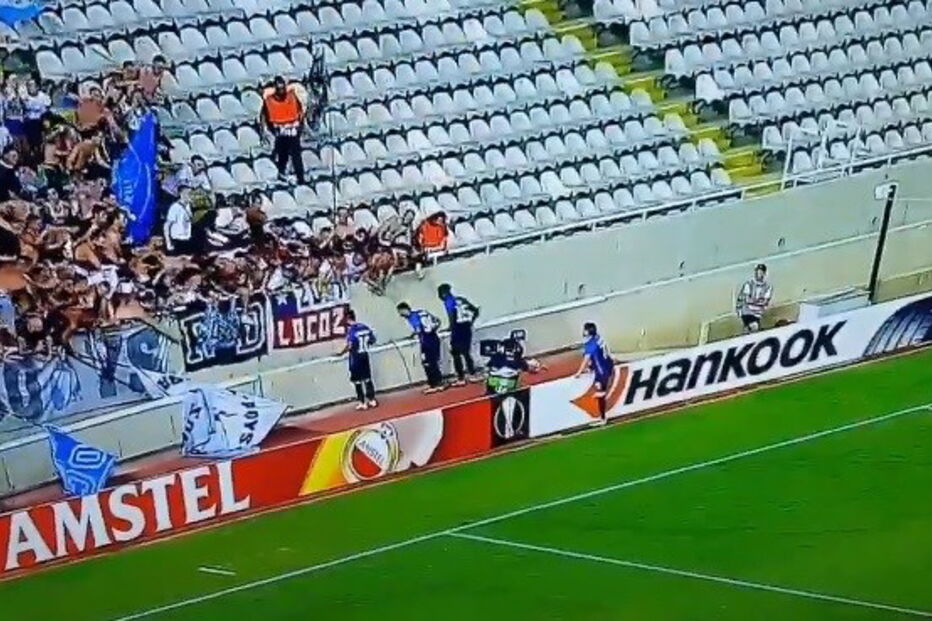 Marca golo da vitória e atira-se para o fosso 