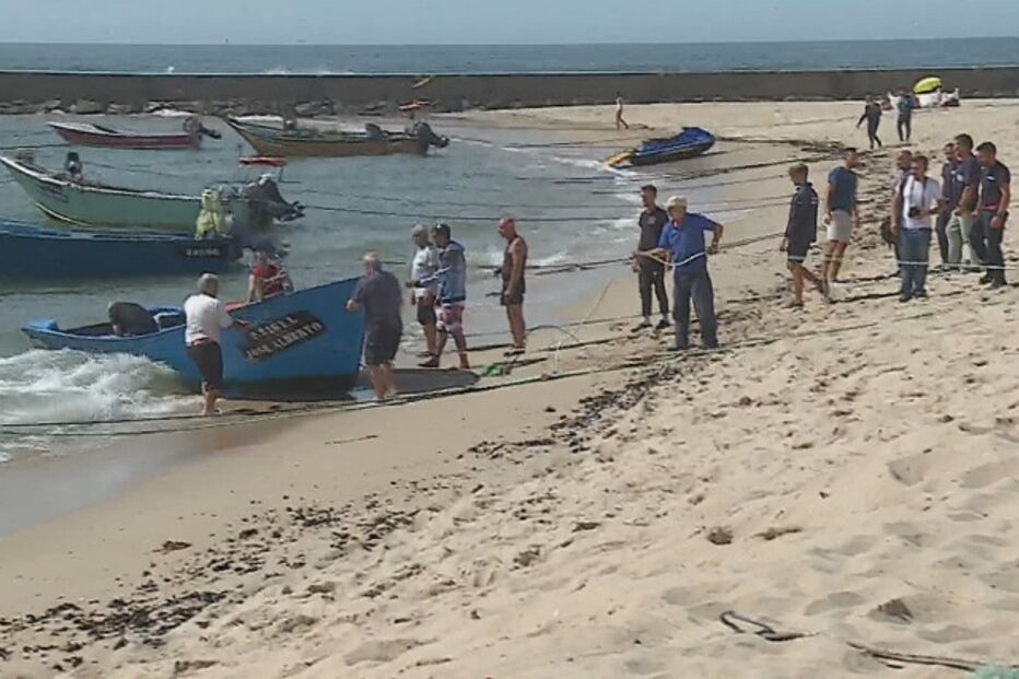 Pescadores resgatados do mar em Gaia