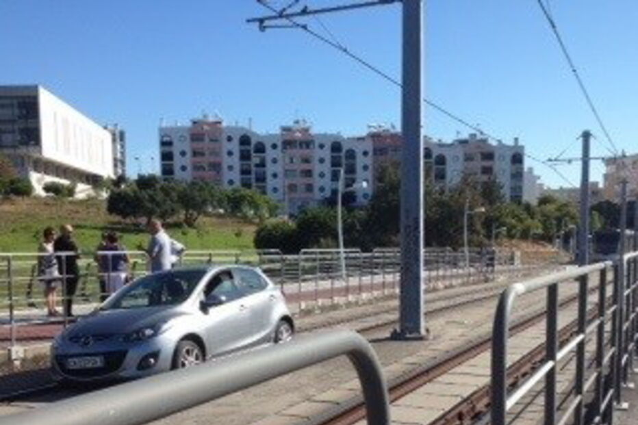 Carro invade via do metro e fica parado no meio dos carris, em Almada
