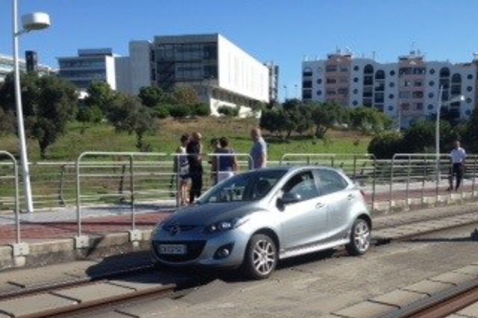 Carro invade via do metro e fica parado no meio dos carris, em Almada