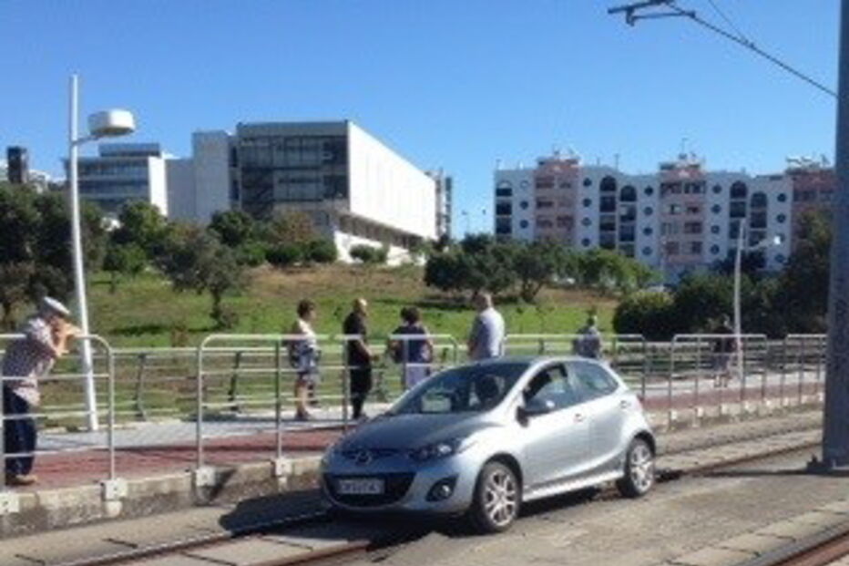 Carro invade via do metro e fica parado no meio dos carris, em Almada
