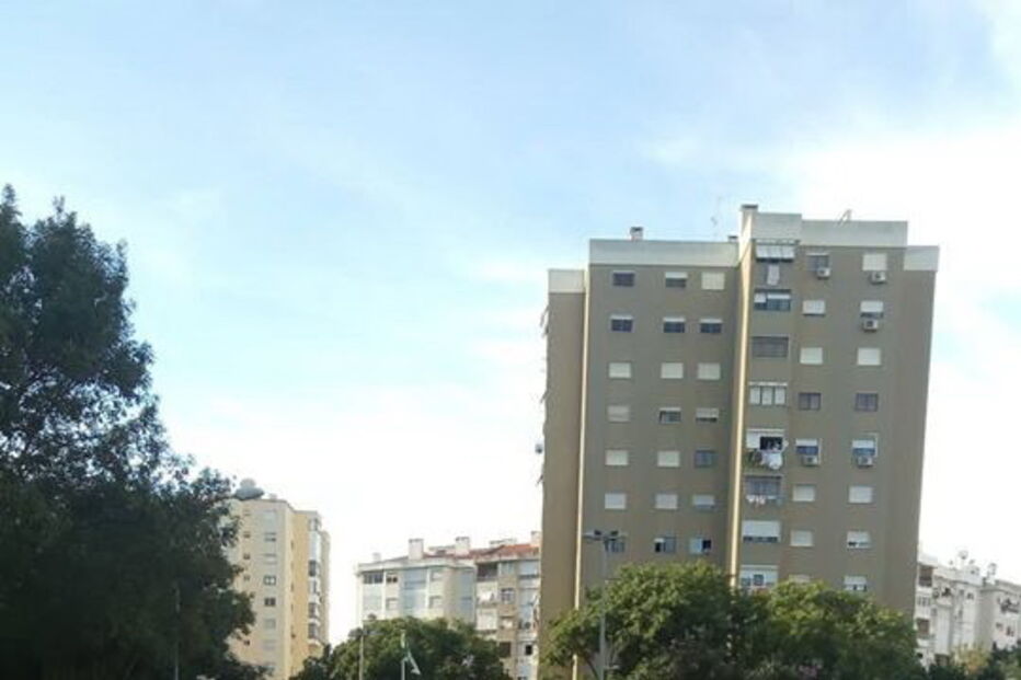 Colisão entre carro e motociclo faz dois feridos leves na Amadora 