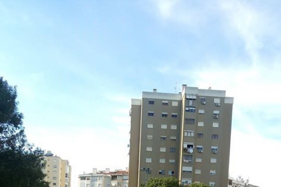 Colisão entre carro e motociclo faz dois feridos leves na Amadora 