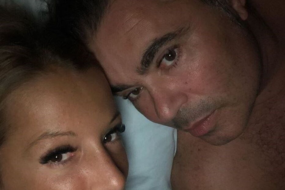 Toy partilha imagem na cama com a mulher