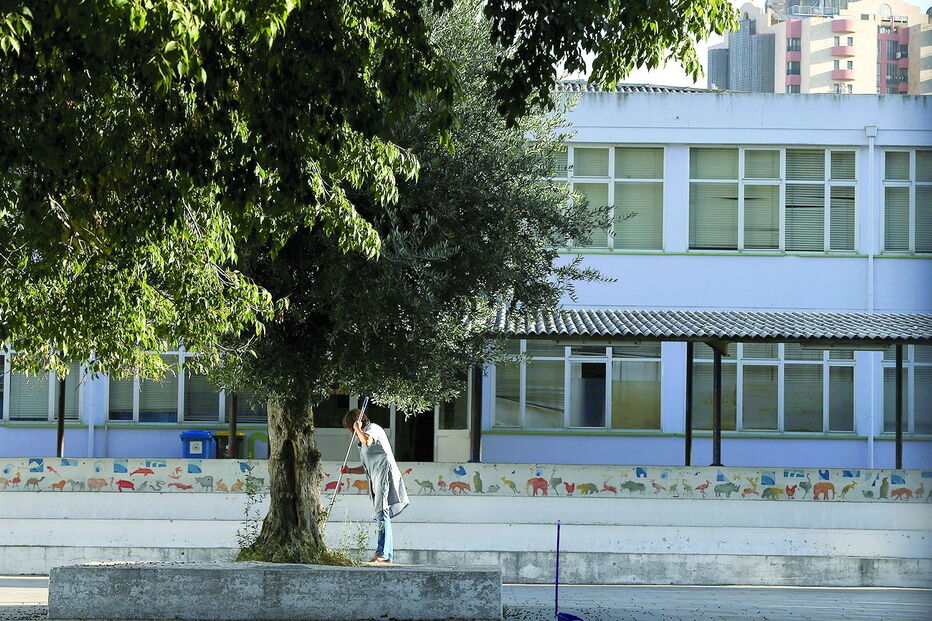 Escolas denunciaram dificuldades devido à falta de assistentes operacionais 