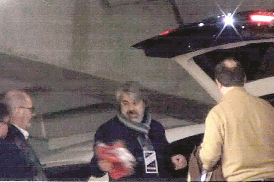 O então diretor jurídico dos encarnados foi ao seu carro para entregar camisolas aos coarguidos 