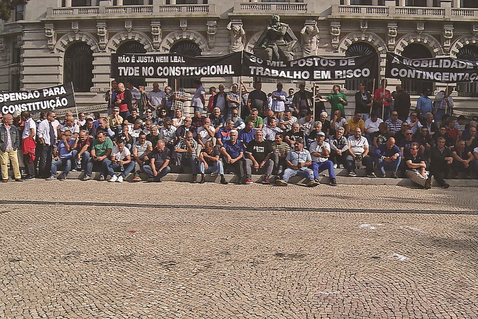Taxistas mantêm-se na avenida dos Aliados, no Porto, em protesto contra a nova lei que regula plataformas como a Uber