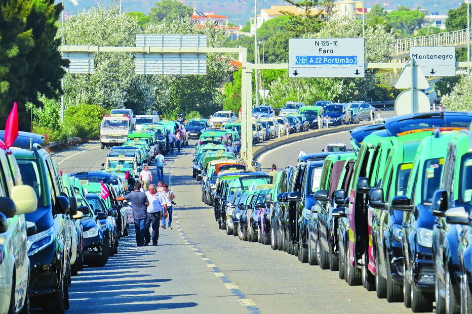Protesto junta mais de 240 táxis, desde quarta-feira, na estrada de acesso ao Aeroporto Internacional de Faro      