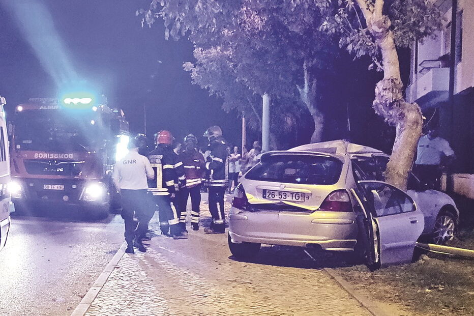 Viatura colidiu contra uma árvore na zona da Quinta da Palmeira e o condutor foi encontrado inconsciente    