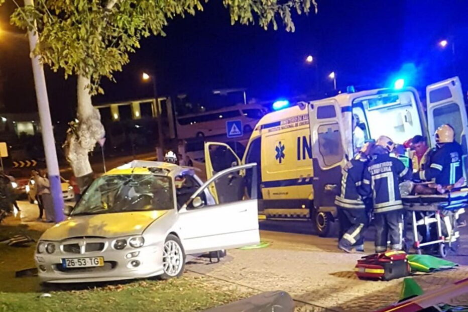 Viatura colidiu contra uma árvore na zona da Quinta da Palmeira e o condutor foi encontrado inconsciente    