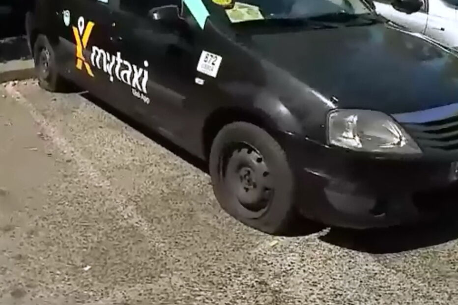 Taxis que não aderiram ao protesto com pneus furados em Lisboa	