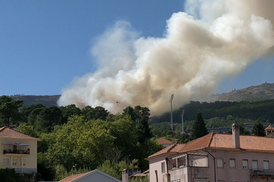 Fogo na Covilhã combatido por vários meios aéreos