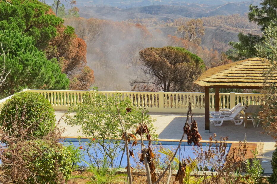  Incêndio junto a vivendas em Monchique mobiliza 50 operacionais