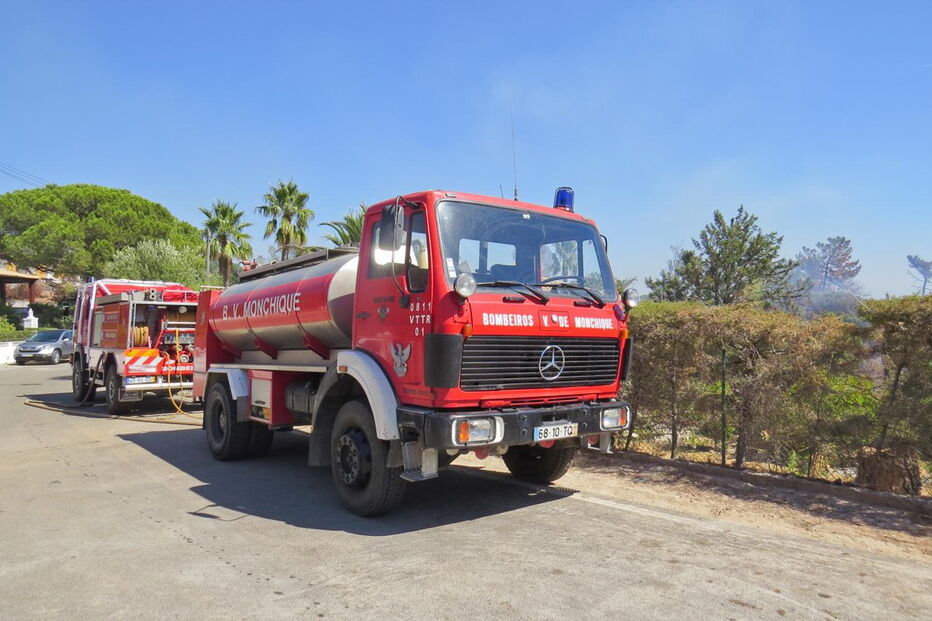  Incêndio junto a vivendas em Monchique mobiliza 50 operacionais