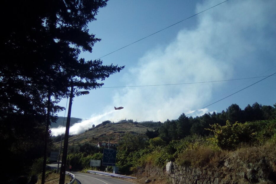 Fogo na Covilhã combatido por vários meios aéreos
