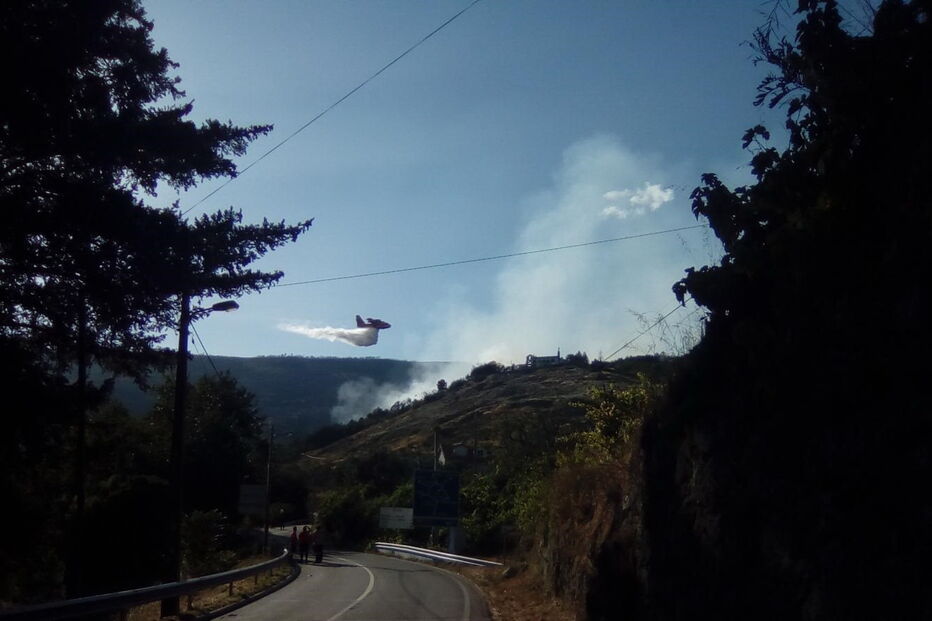 Fogo na Covilhã combatido por vários meios aéreos